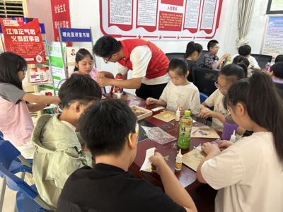 自然之美 指尖藝術(shù) 鏡湖區(qū)大礱坊街道康復(fù)路社區(qū)壓花書簽DIY活動