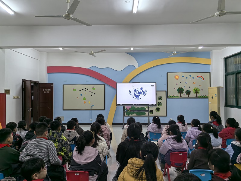 指尖藏匠心 書香潤童心——五河縣實(shí)驗(yàn)小學(xué)走進(jìn)縣圖書館探尋藝術(shù)與閱讀之美